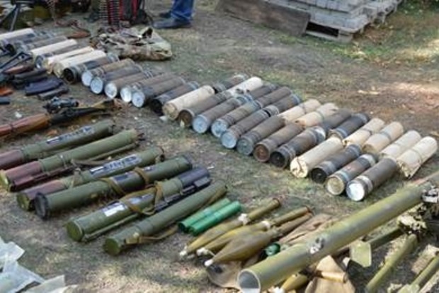 У Луганській області знайшли схованку зі зброєю