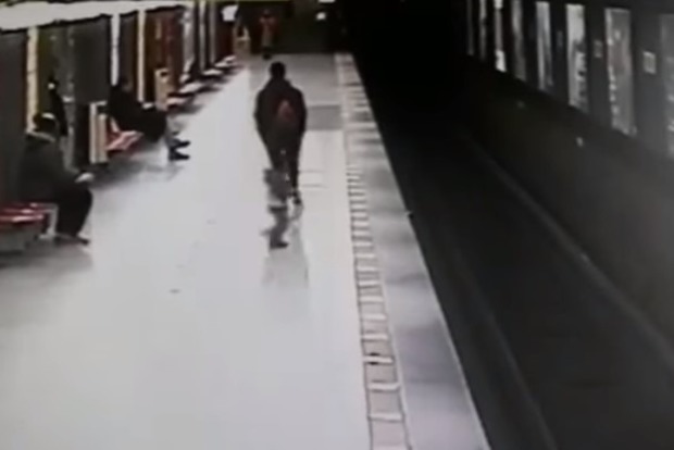 Супермени серед нас. Італієць врятував дитину, яка впала на рейки в метро