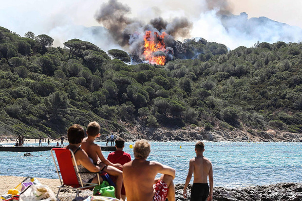 На юге Франции 10 тысяч человек эвакуировали из-за сильных пожаров