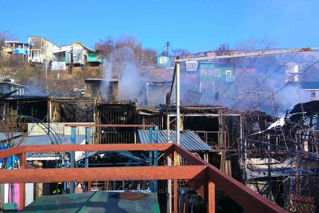 На причале в Одессе произошел пожар, сгорели 15 частных домов