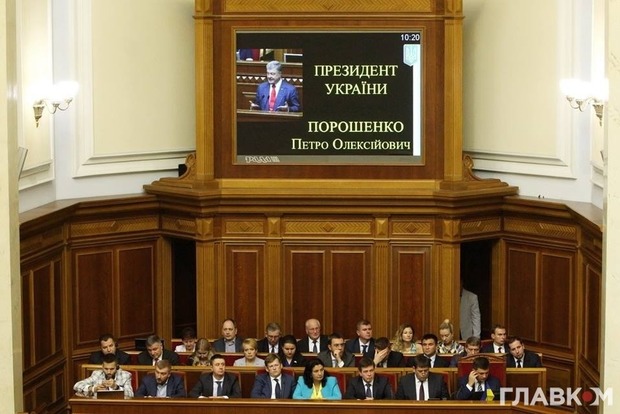 Аваков единственный из правительства не приветствует Порошенко стоя (фото)