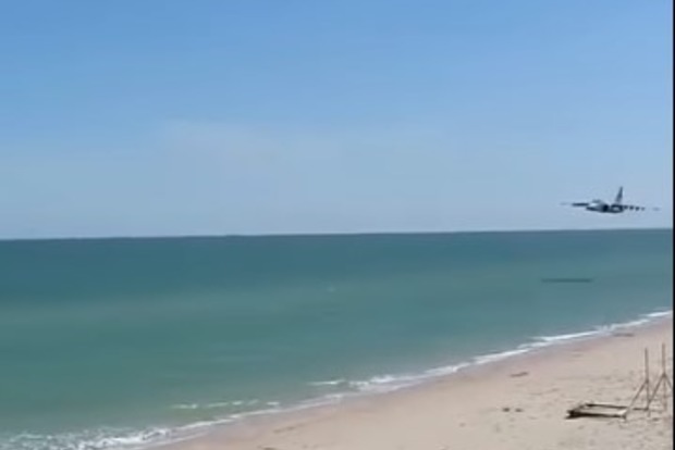 За п'ять метрів від води: штурмовик Су-25 видовищно пролетів над пляжем у Кирилівці