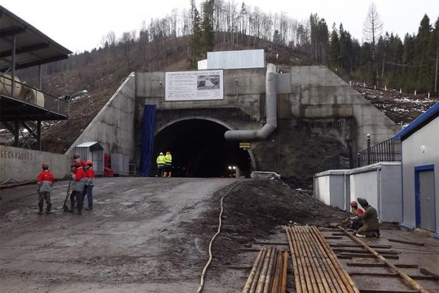 Строители завершили прокладку одного из самых длинных тоннелей Украины