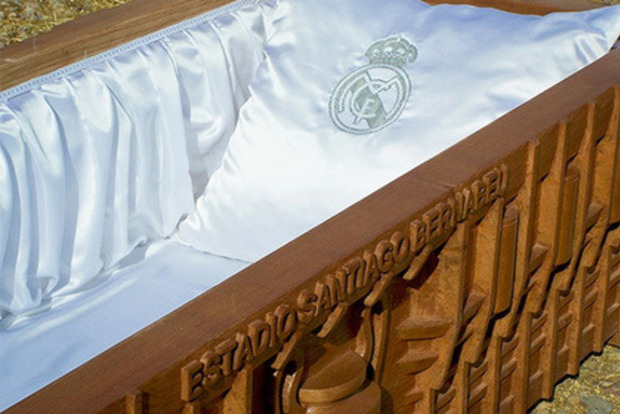 В Испании поступили в продажу гробы для футбольных фанатов