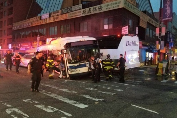 В Нью-Йорке в результате ДТП пассажирский автобус въехал в дом и загорелся