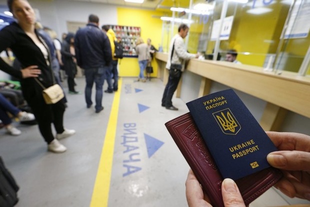 Возможность путешествовать без виз интересует молодежь и население Западной Украины