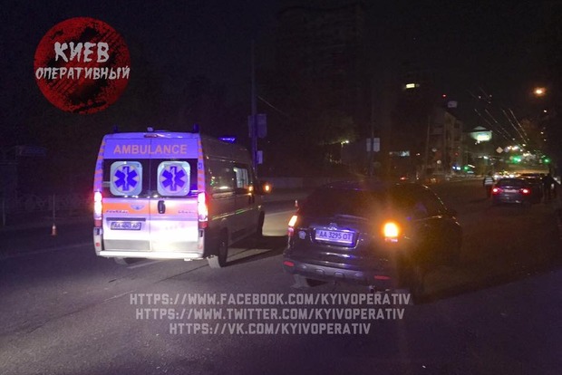 В Киеве возле остановки иномарка насмерть сбила женщину