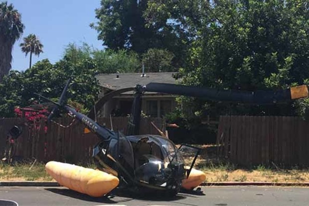 В Лос-Анджелесе посреди улицы рухнул вертолет, есть пострадавшие