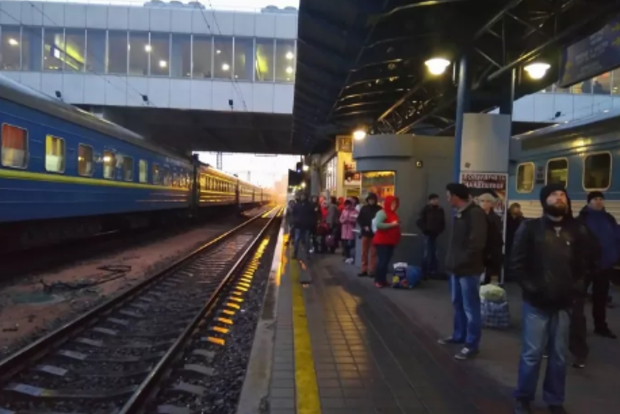 С центрального ж/д вокзала в Киеве из-за угрозы взрыва эвакуируют людей