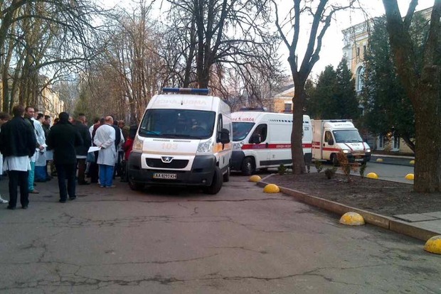 У Київський госпіталь привезли важкопоранених військових, волонтери просять про допомогу