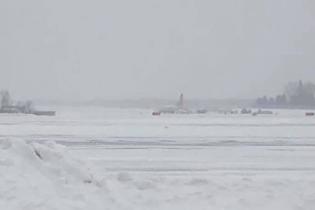 Аеропорт Львова призупинив роботу через інцидент з літаком