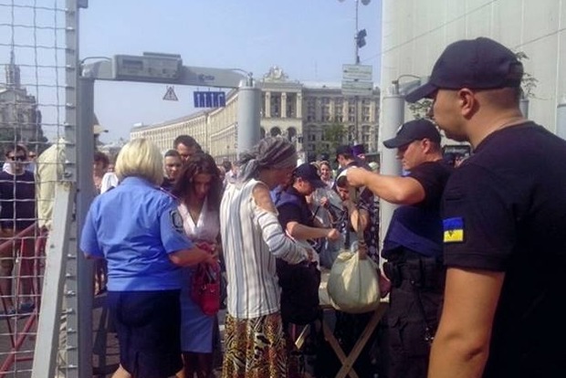 Люди продолжают прибывать на Владимирскую горку в Киеве (фото)