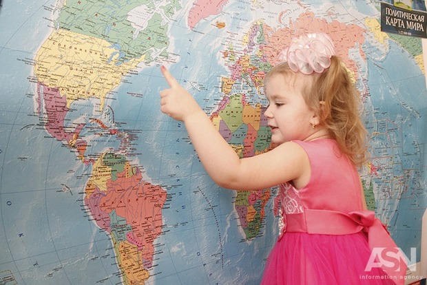 Новий рекорд: 3-річна дитина показав на мапі більше 400 назв за дві години