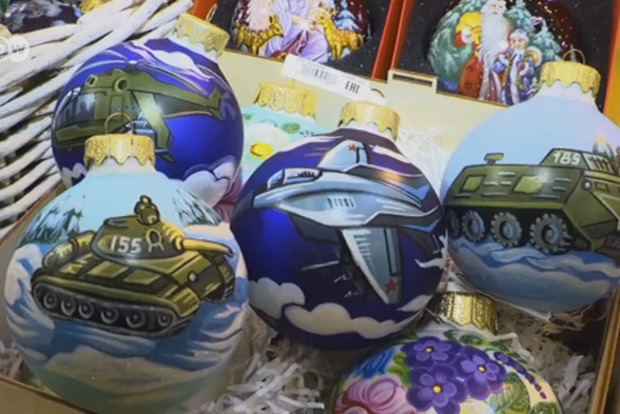 Повернутые на войне: В Москве продают елочные игрушки с танками