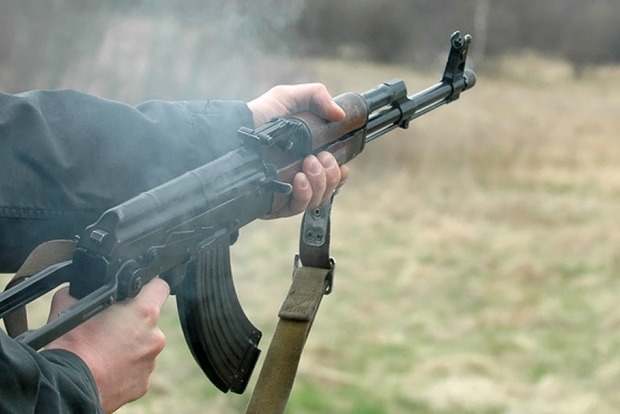 Возле стриптиз-клуба в Москве мужчина открыл стрельбу из автомата