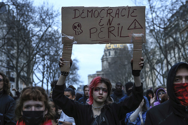 В Париже шестой день продолжаются столкновения демонстрантов с полицией