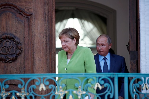 За зачиненими дверима і без перекладачів: Меркель розповіла Путіну про миротворців на Донбасі