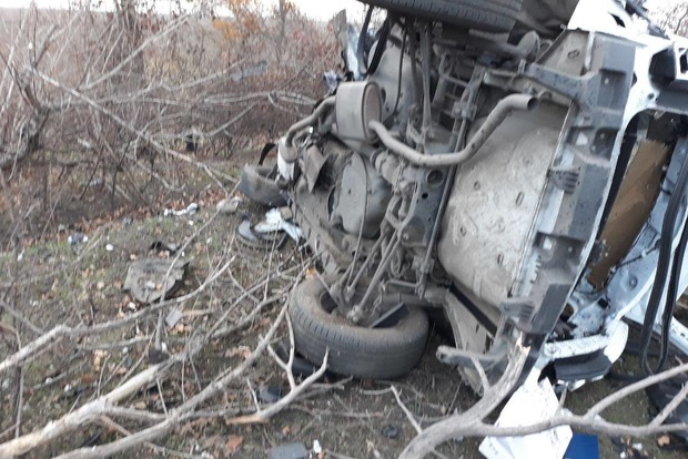 Чотири обвуглених трупа: На Луганщині авто з родиною підірвалося на міні