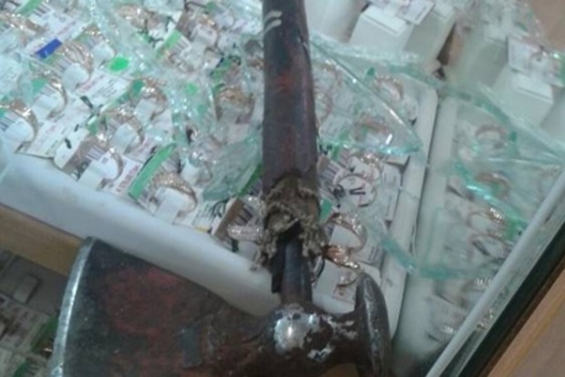 У Києві ювелірний магазин пограбували з сокирою і палицею
