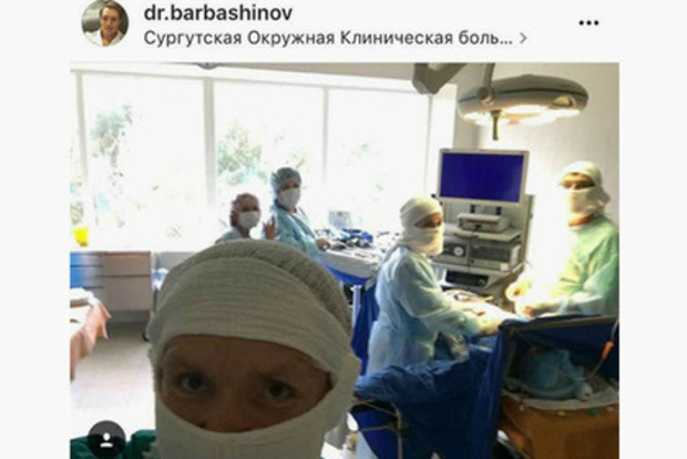 Проктолог из Сургута делал селфи на фоне пациентов во время операции