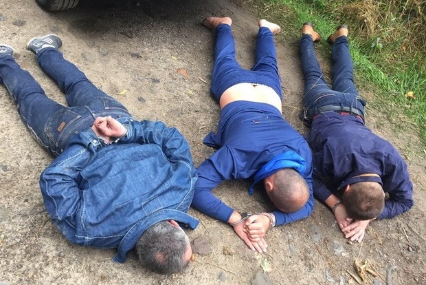 ﻿У Рівненській області затримано псевдополіцейських, які грабували нелегальних копачів бурштину
