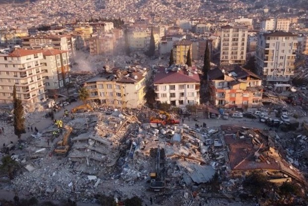 Семимесячного младенца и 12-летнюю девочку достали живыми из-под завалов в Турции