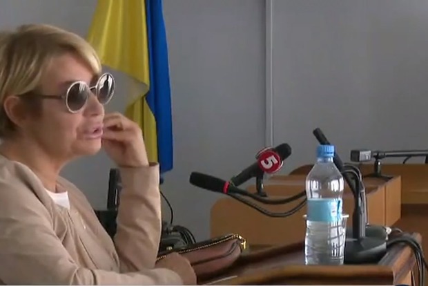 Ховала очі: Герман давала свідчення суду в сонцезахисних окулярах