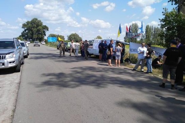 На въезде в Борисполь противники крестного хода УПЦ МП установили блокпост (фото)
