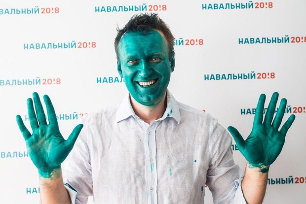 Российского оппозиционера Навального в Барнауле облили зеленкой