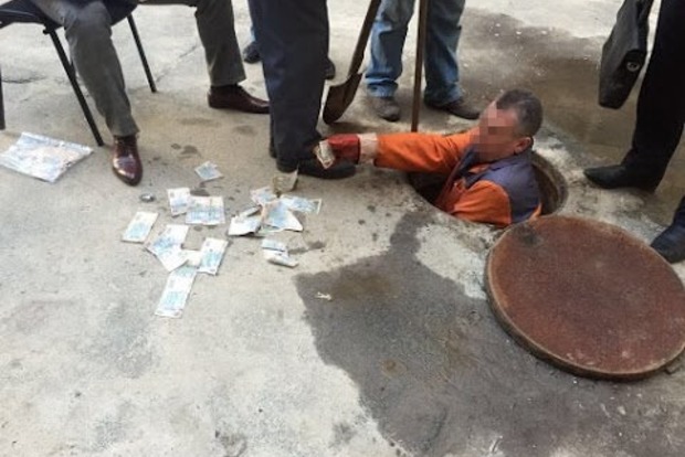 Сотрудник ГФС пытался выкинуть меченые купюры в канализацию