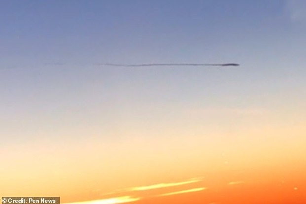 Пасажир Ryanair зняв у небі чорне НЛО-пуголовка