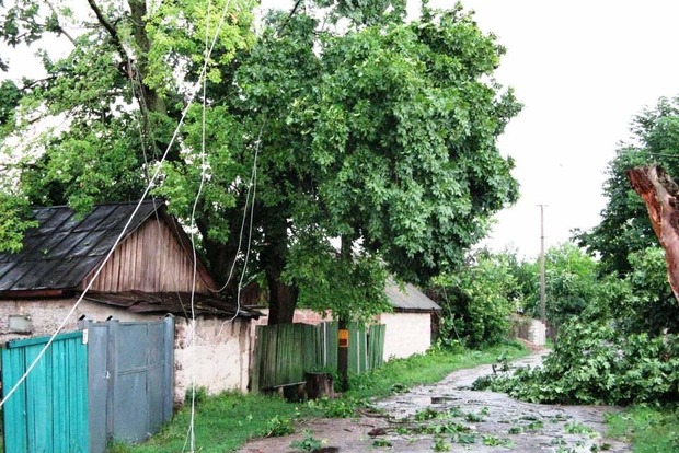 Смерч в Черниговской области: Ветер поднял и ударил об землю двух детей