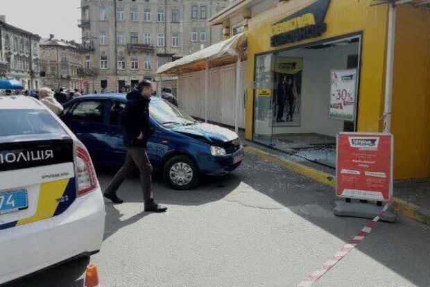 Во Львове лихач врезался в витрину магазина и сбежал с места ДТП