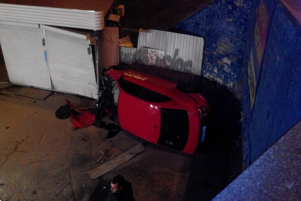 В Киеве пьяный водитель на авто снес два ларька