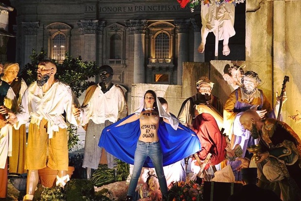 Активістки Femen роздяглися у Ватикані перед месою Папи Римського