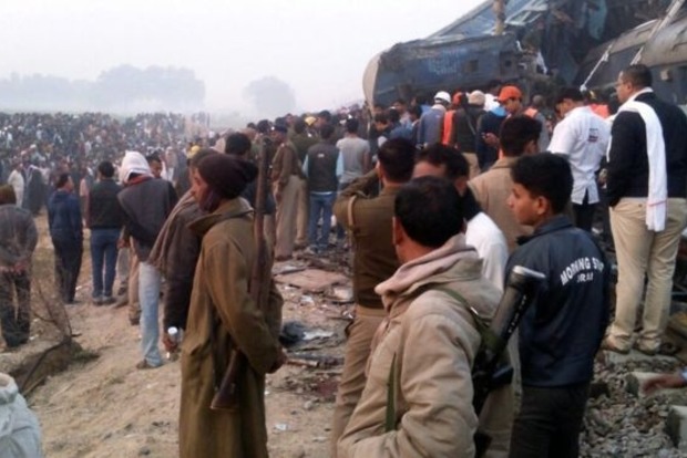 В Индии число жертв крушения поезда возросло до 100 человек