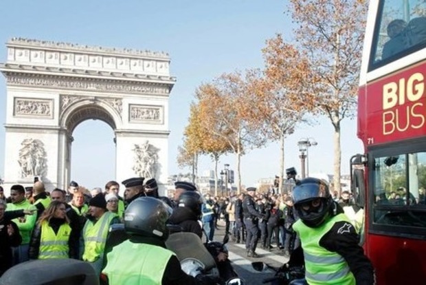 У Парижі поліція застосувала сльозогінний газ проти «жовтих жилетів»