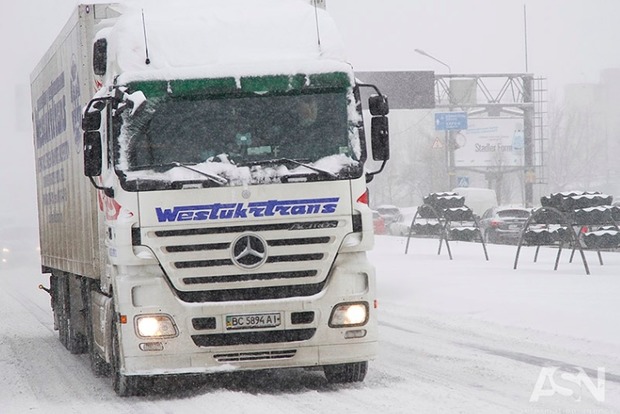 Ограничение движения на автодорогах сохраняется в четырех областях Украины