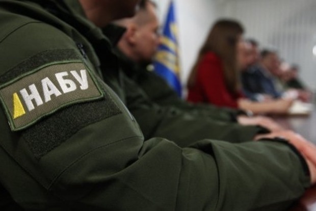 Детективы НАБУ задержали двух чиновников, подозреваемых в растрате 50 миллионов гривен