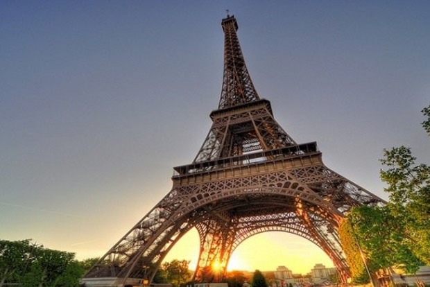 Эйфелевую башню Парижа начали обносить пуленепробиваемой стеной