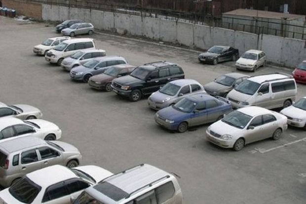 На парковках Києва почали встановлювати камери відеоспостереження