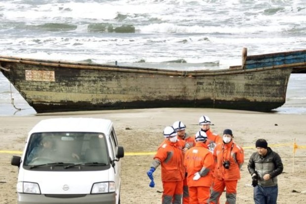 В Японии к берегу прибило судно со скелетами на борту