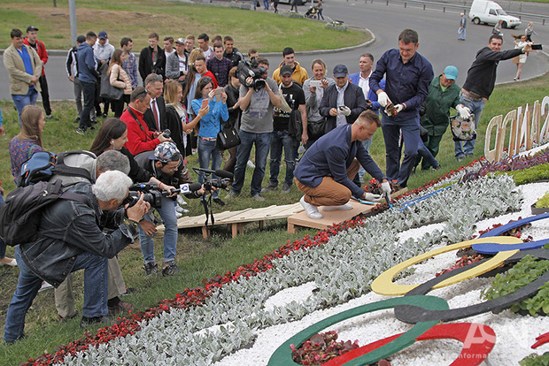 В Киеве появилось огромное цветочное панно в честь украинских олимпийцев