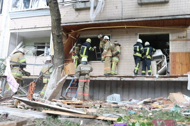 Рятувальники зміцнили стіну постраждалого від вибуху будинку в Києві