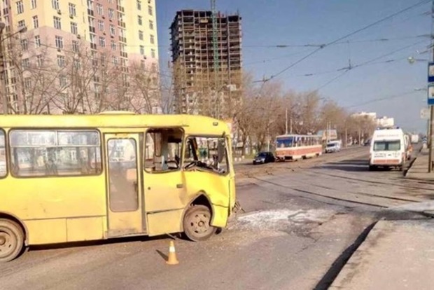 В Киеве трамвай не поделил дорогу с маршруткой