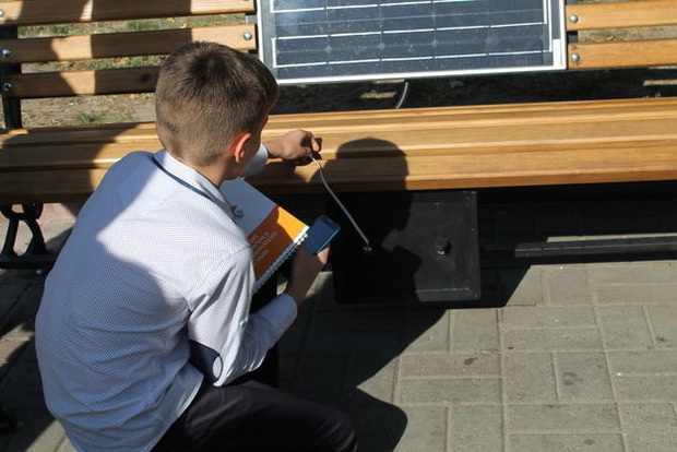 В парке Канева установили лавку с солнечной батареей для зарядки телефонов