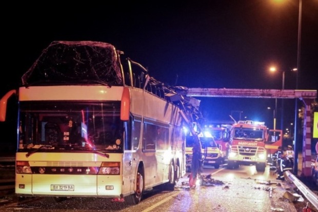 Снесло этаж вместе с людьми. В Будапеште автобус из Украины протаранил ограничитель