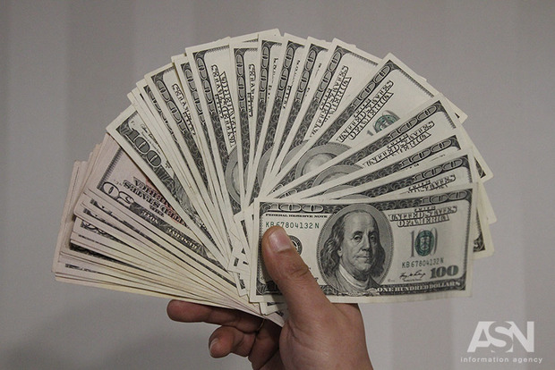 Банкоматы начали выдавать украинцам фальшивые доллары