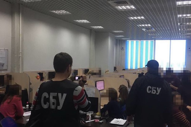 Деньги не пахнут. СБУ в Николаеве и Херсоне закрыла два колл-центра, которые работали на Россию и Крым
