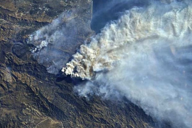 NASA показало масштабные лесные пожары в США из космоса